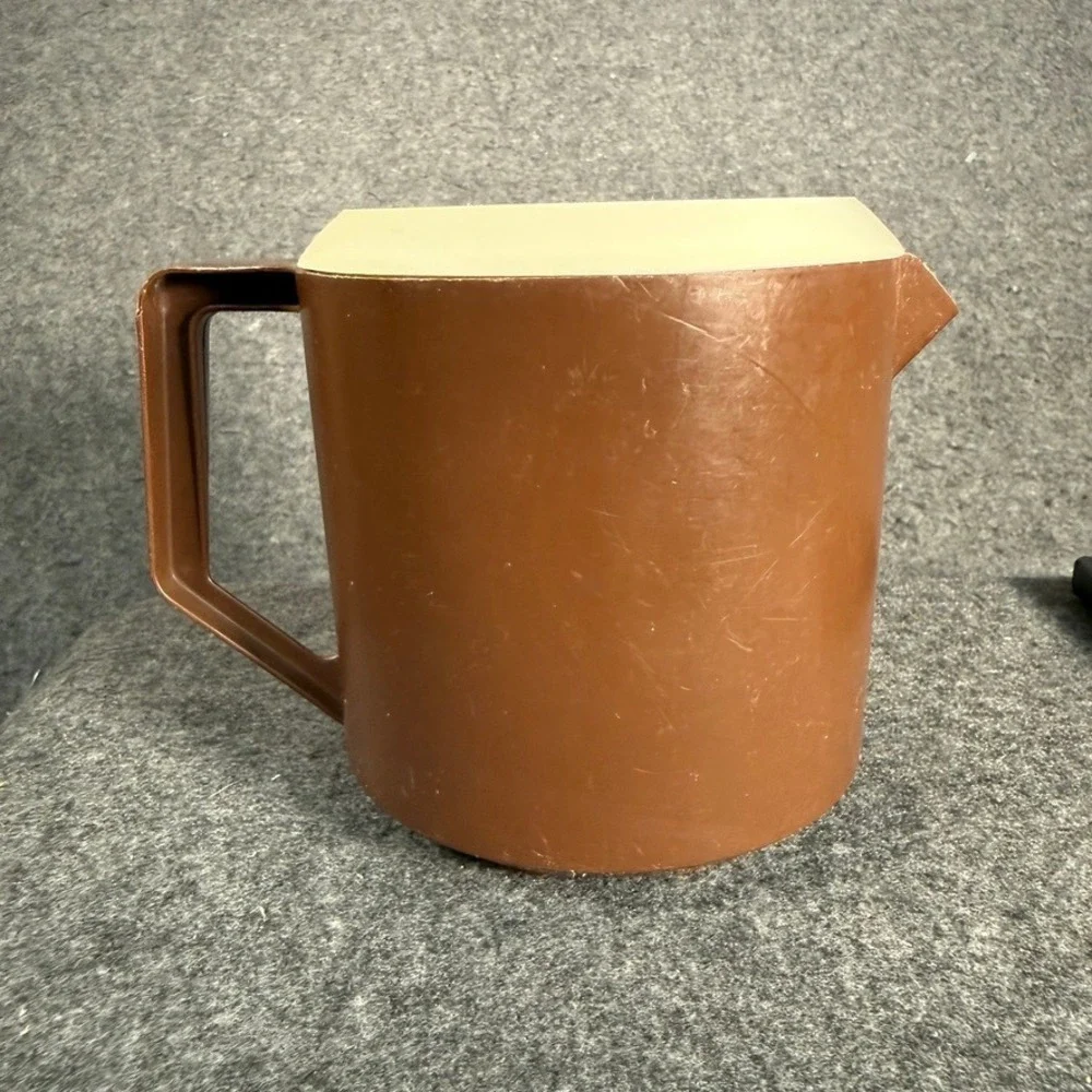 Vintage Rubbermaid Brown Pitcher 1.5‎ Quart 1420ml with Lid 2745 Retro Kitchen
